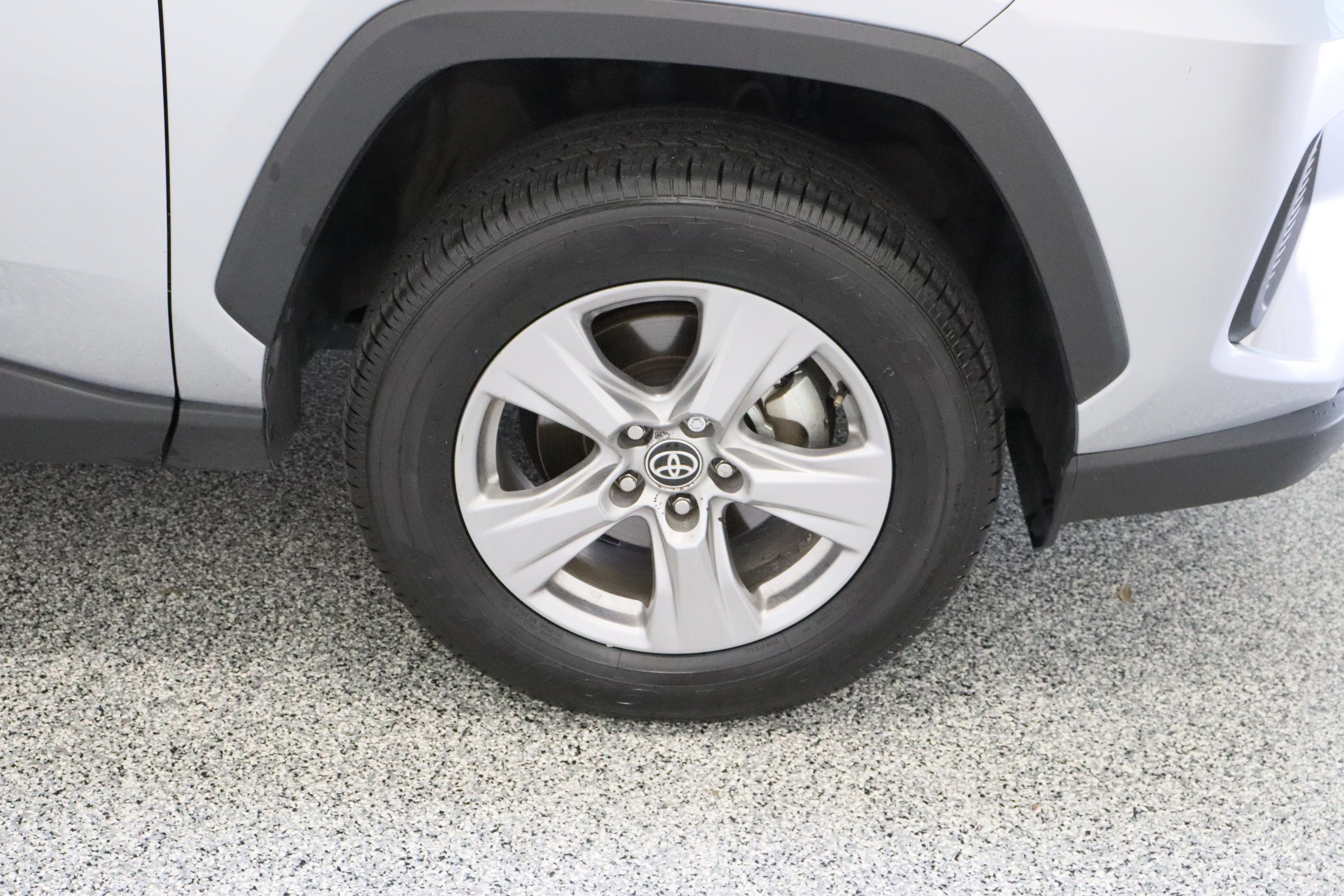 Used 2025 Silver Sky Metallic Toyota XLE 2.5L image 5
