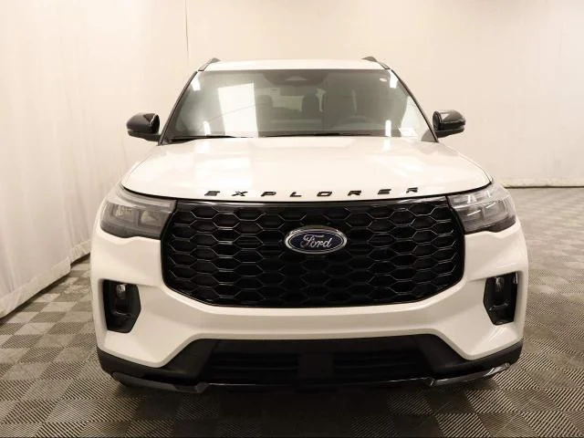 New 2026 Star White Metallic Tri-Coat Ford ST-Line image 2