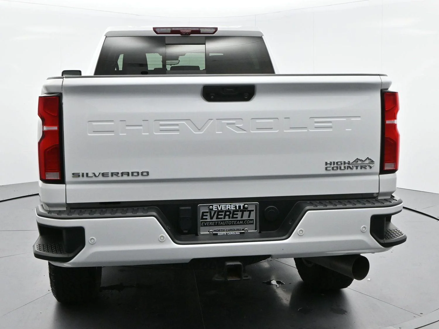 Used 2024 Summit White Chevrolet High Country image 6