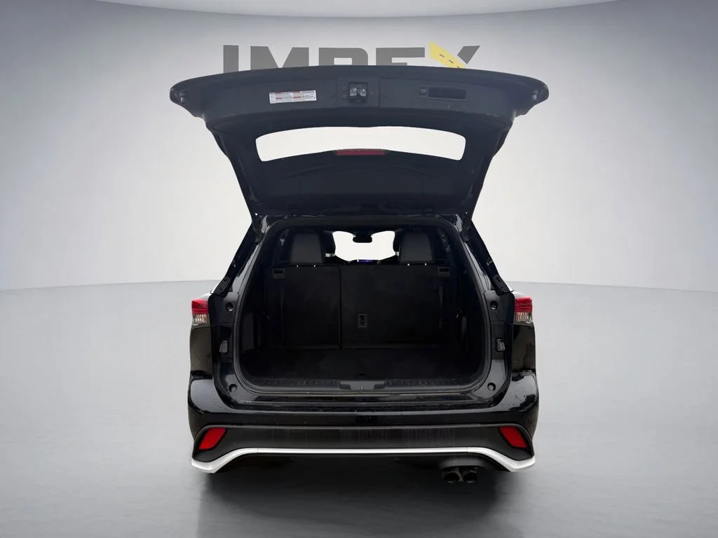 Used 2023  Toyota L image 31