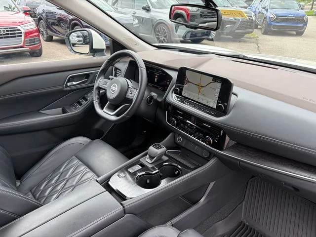 Used 2021 White Nissan Platinum image 4
