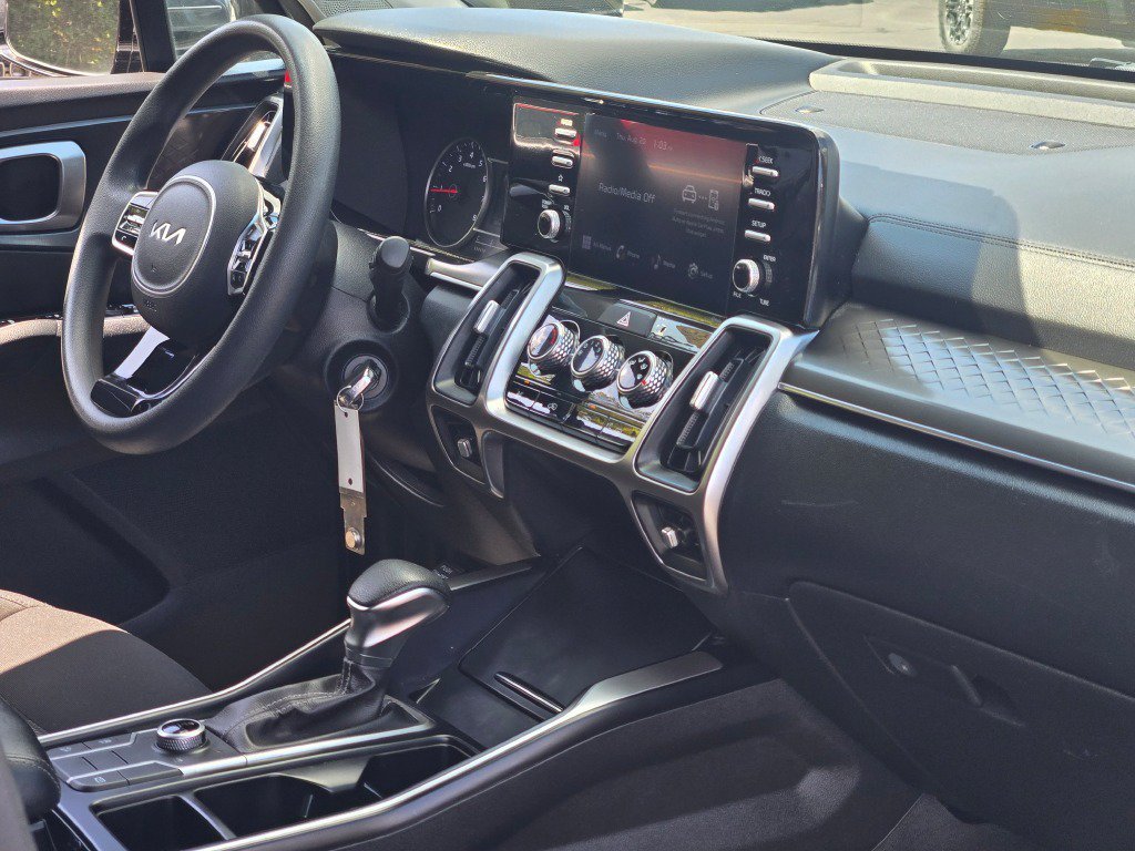 2022 Kia Sorento LX - Photo 7