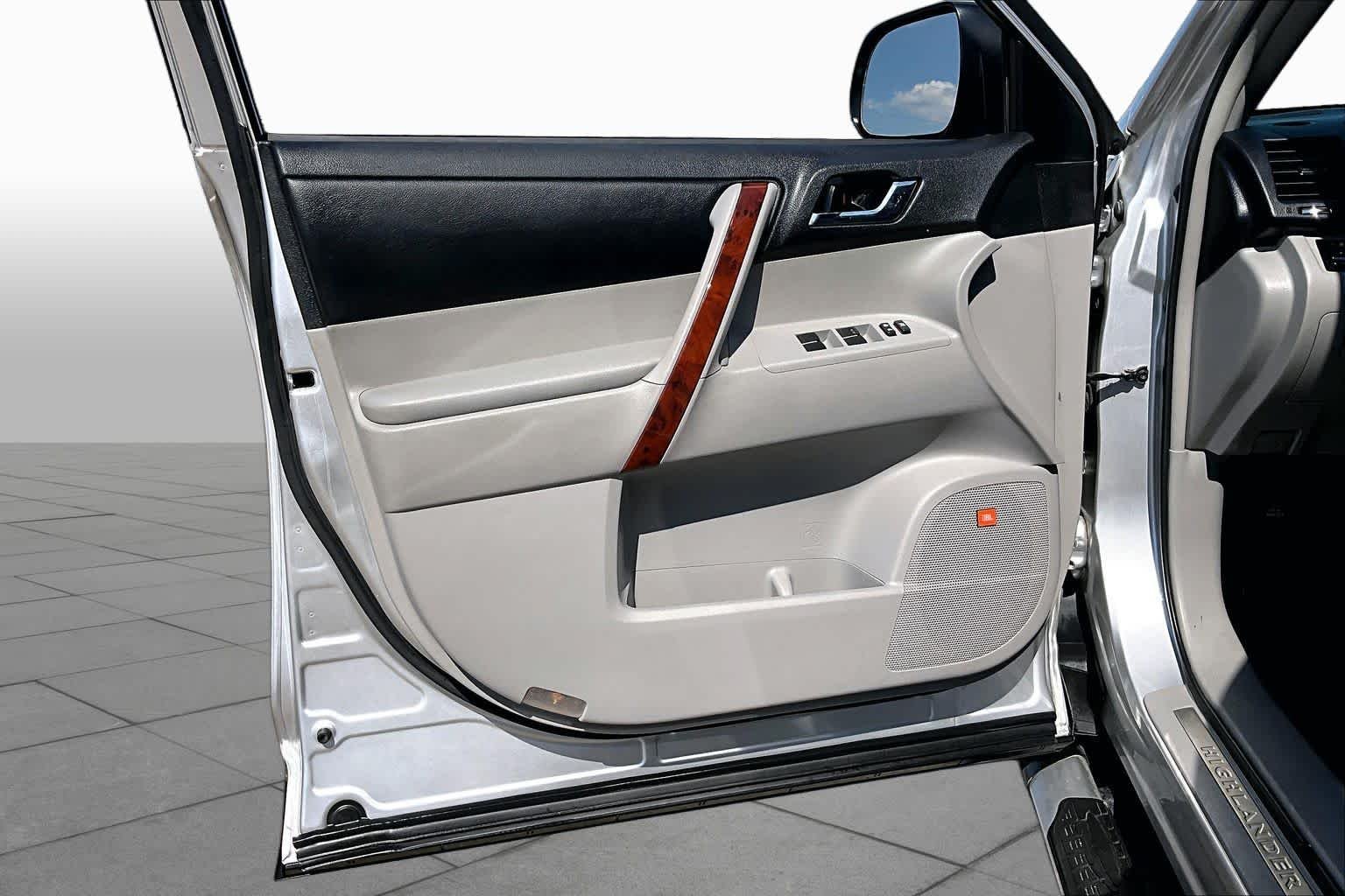 Used 2013 Classic Silver Metallic Toyota Limited image 20