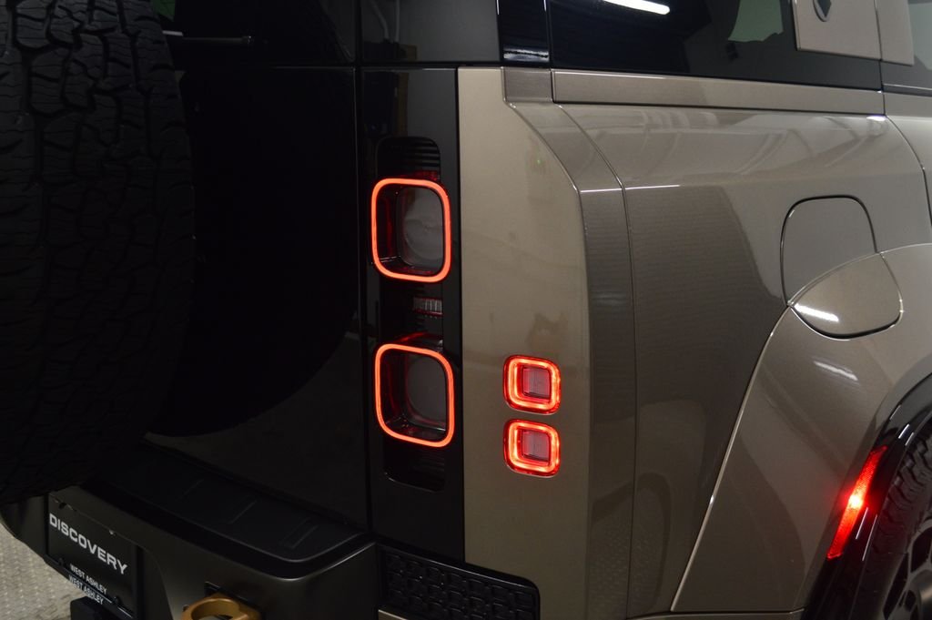 Used 2025 Gold Land Rover V8 image 12