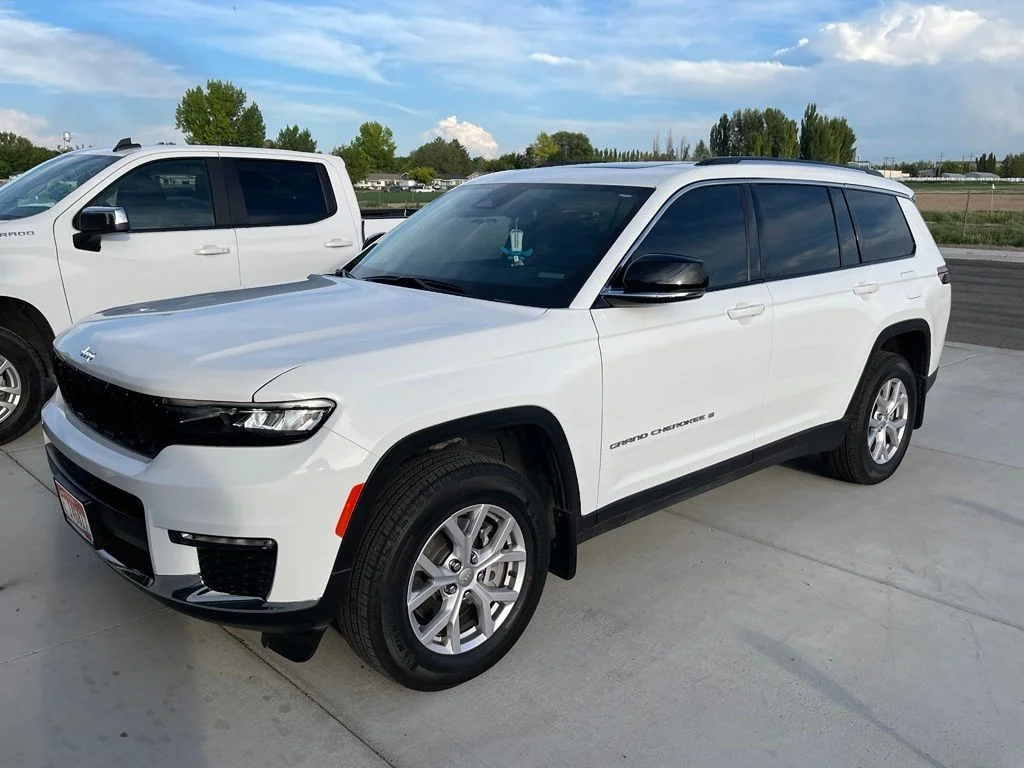 Used 2022 Bright White Clearcoat Jeep Limited image 5