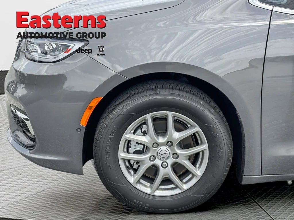 New 2025 Ceramic Gray Clear-Coat Exterior Paint Chrysler Select image 10