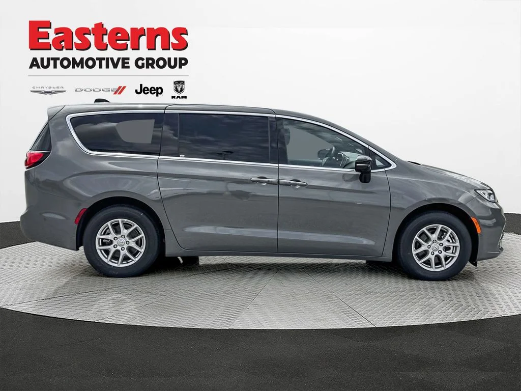 New 2025 Ceramic Gray Clear-Coat Exterior Paint Chrysler Select image 6