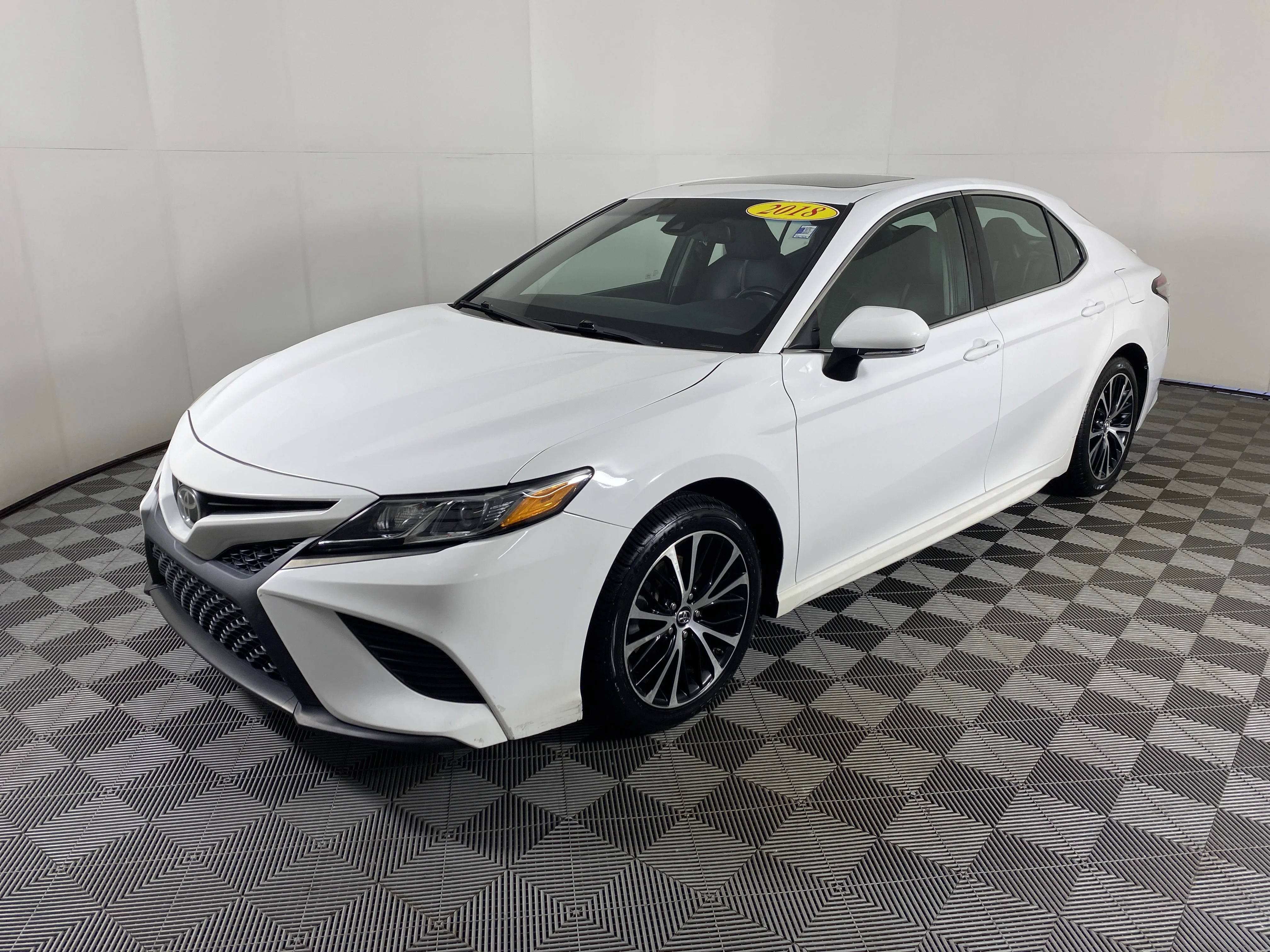 Used 2018 Super White Toyota SE image 10