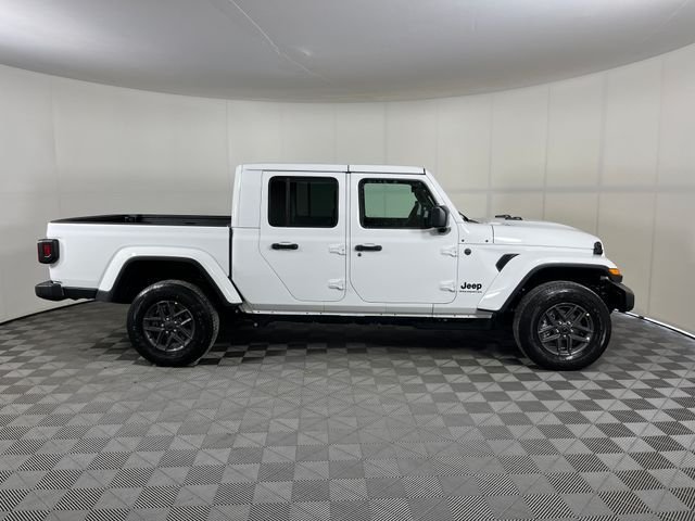 New 2026 Bright White Clear-Coat Exterior Paint Jeep Sport S image 4