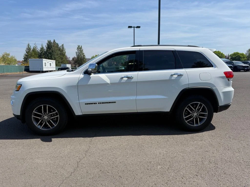 Used 2018 Bright White Clearcoat Jeep Limited image 4