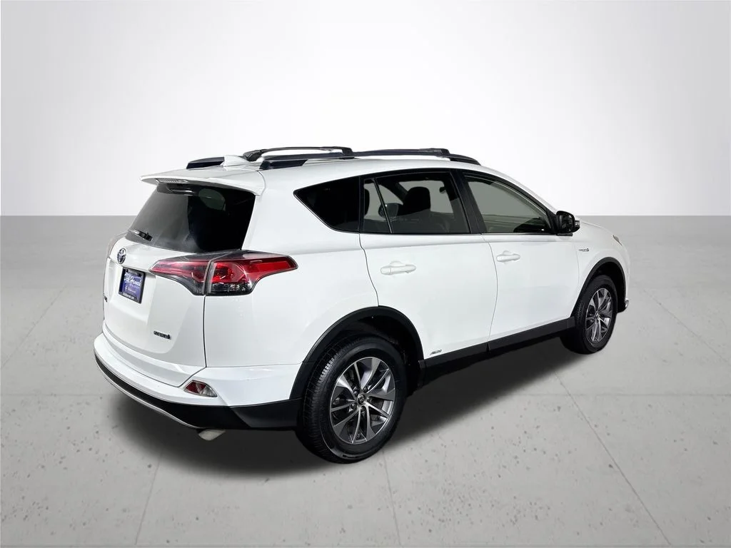 Used 2018 White Toyota LE image 6