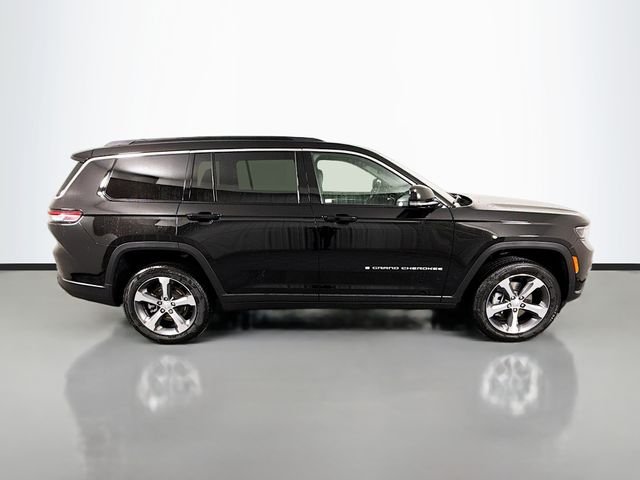 New 2025 Diamond Black Crystal Pearl-Coat Exterior Paint Jeep Limited image 8