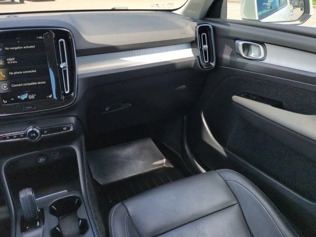 Used 2021 White Volvo Momentum image 17