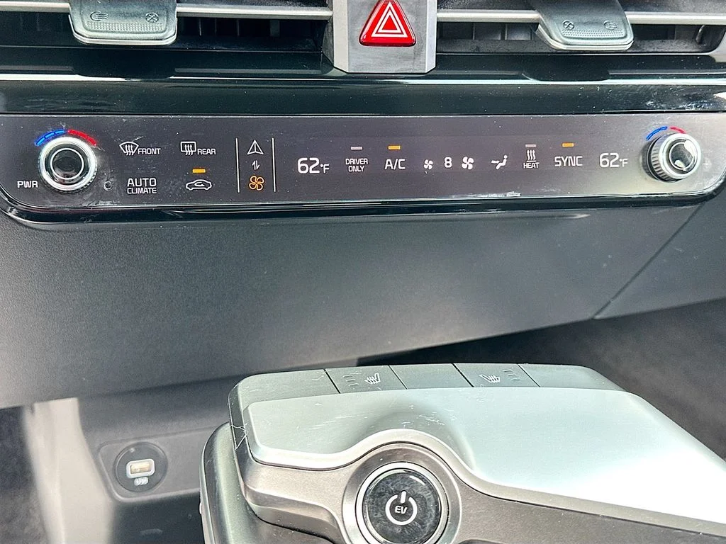 Certified Used 2024  Kia Light image 16