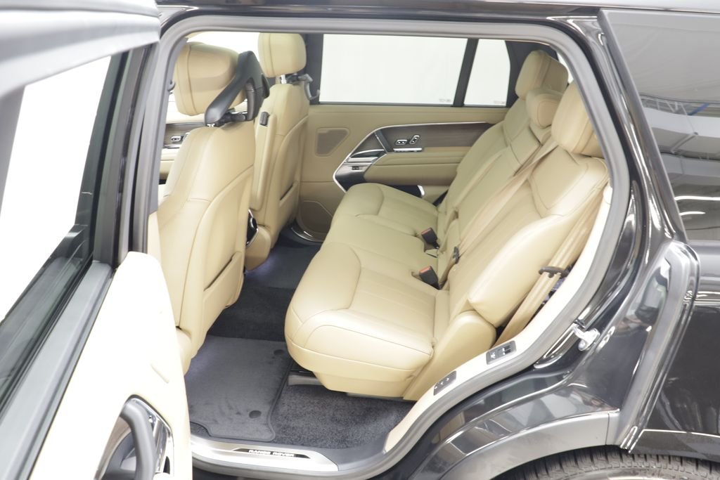 New 2026 Santorini Black LAND ROVER SE LWB 7-Seats / V8 image 16