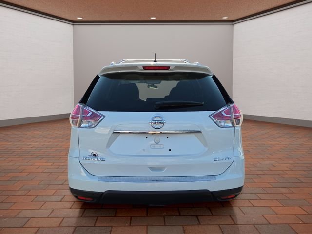 Used 2016 Pearl White Nissan SL image 30
