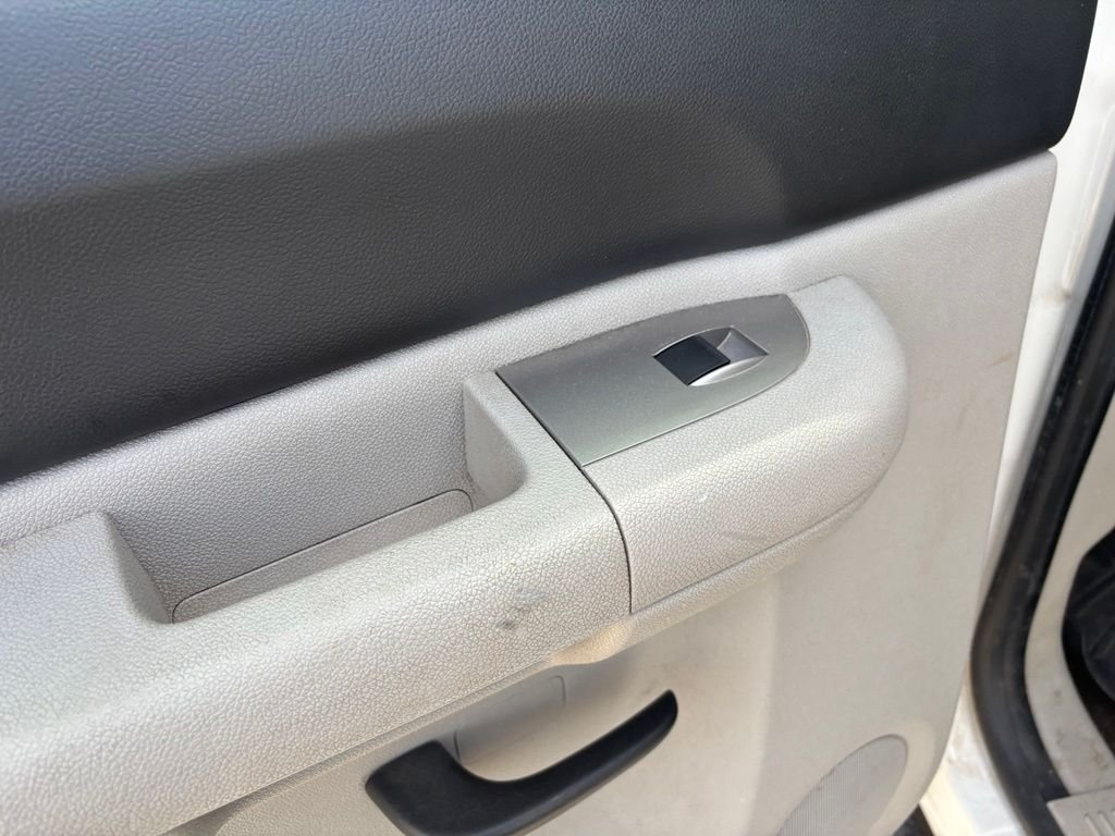 Used 2011 White Chevrolet LT image 9