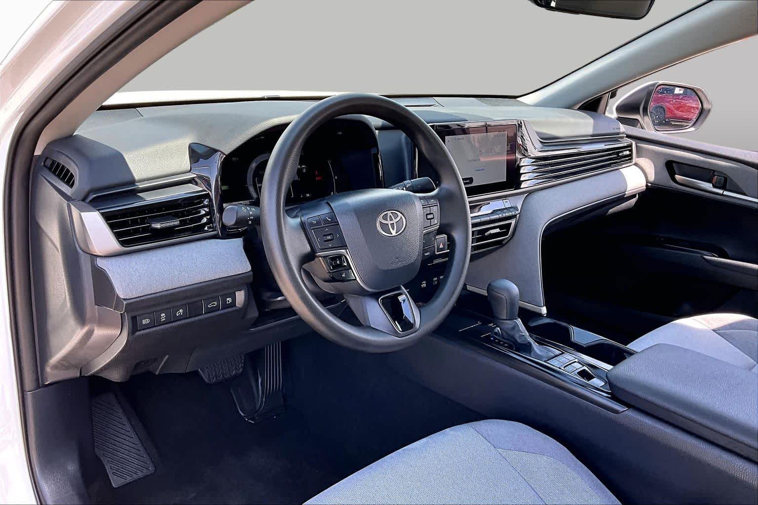 Used 2025 Ice Cap Toyota LE image 17
