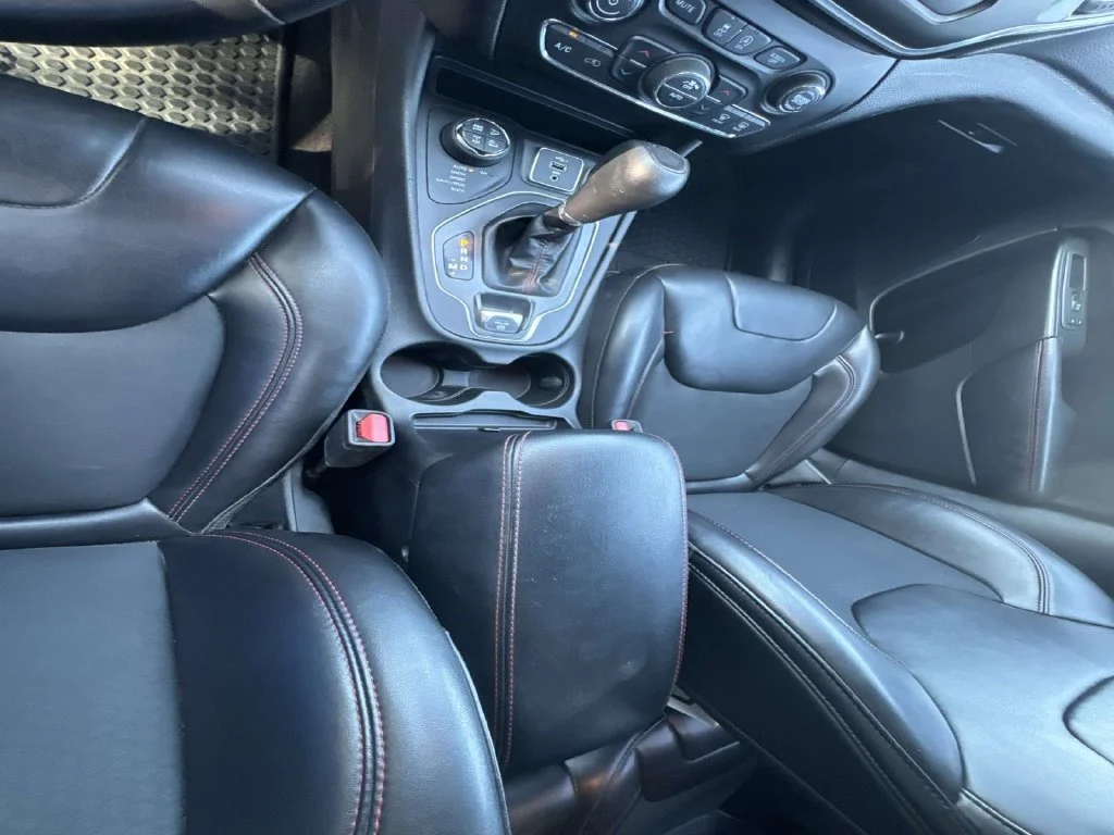 Used 2019 Pearl White Pearlcoat Jeep Trailhawk image 42