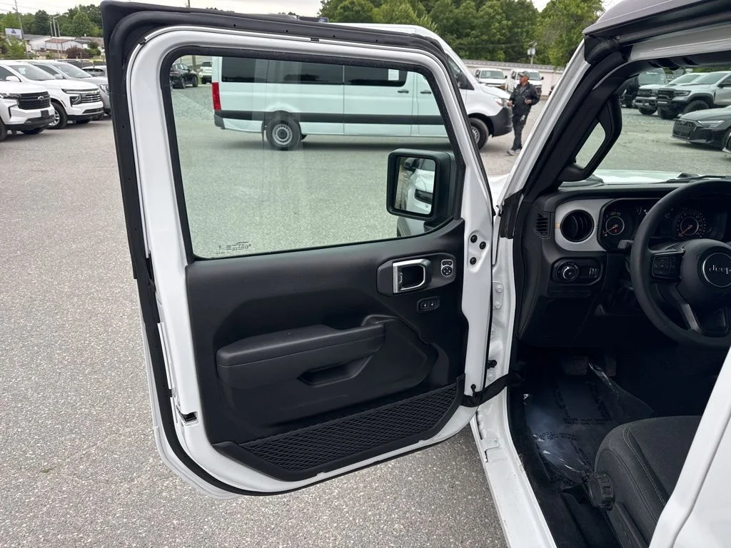 Used 2025 White Jeep Sport S image 25