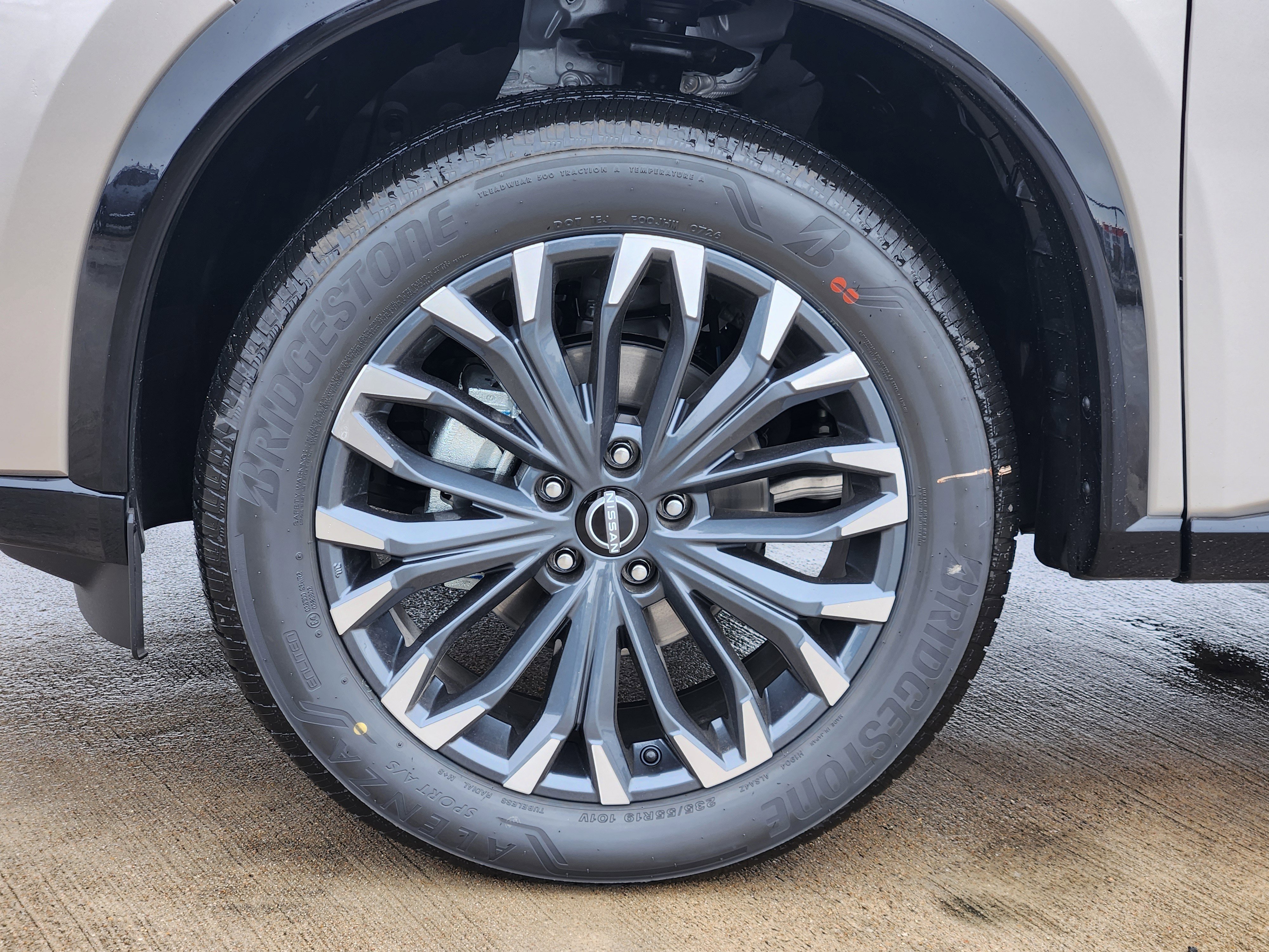 New 2026 Champagne Silver Metallic / Super Black Two-tone Nissan Platinum image 10