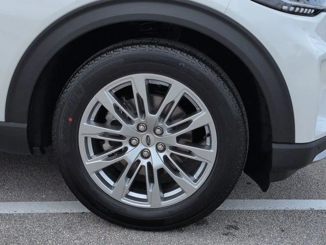 New 2026 Star White Metallic Tri-Coat Ford Platinum™ image 11