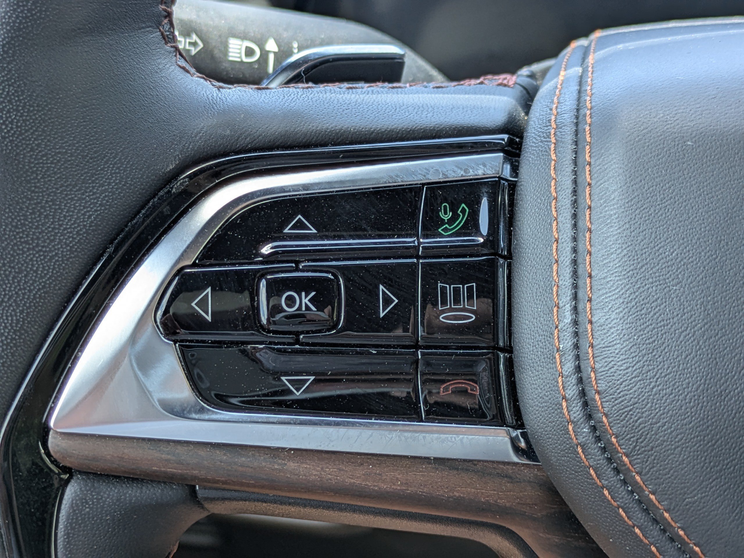 Used 2024 Diamond Black Crystal Pearlcoat Jeep Summit image 21