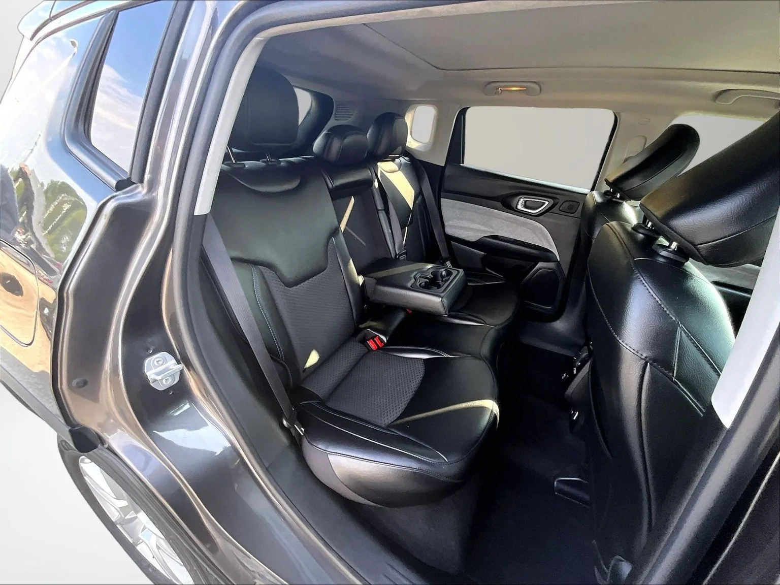 Used 2022 Gray Jeep Latitude image 25
