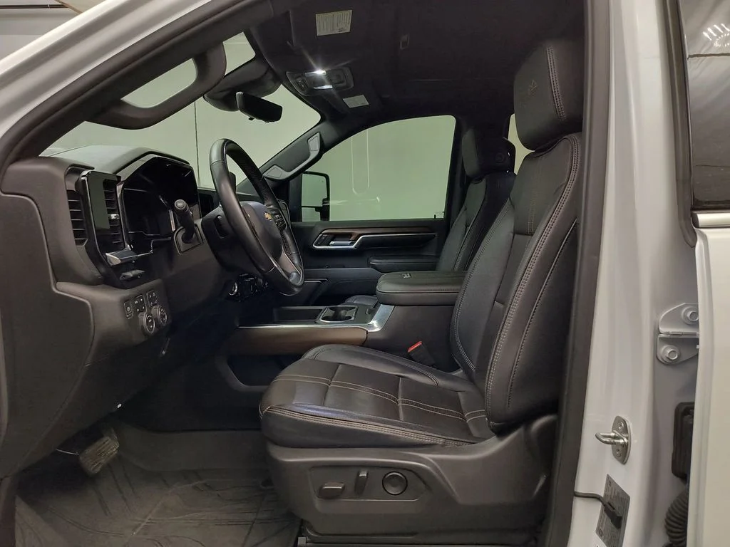 Used 2024 Iridescent Pearl Tricoat Chevrolet High Country image 5
