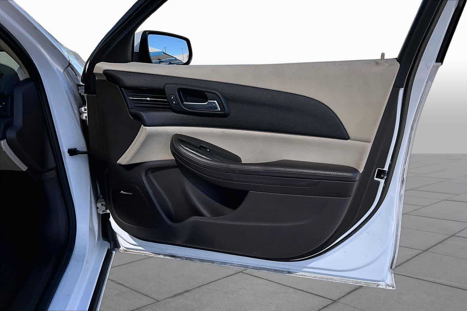 Used 2015 Iridescent Pearl Tricoat Chevrolet LT image 22
