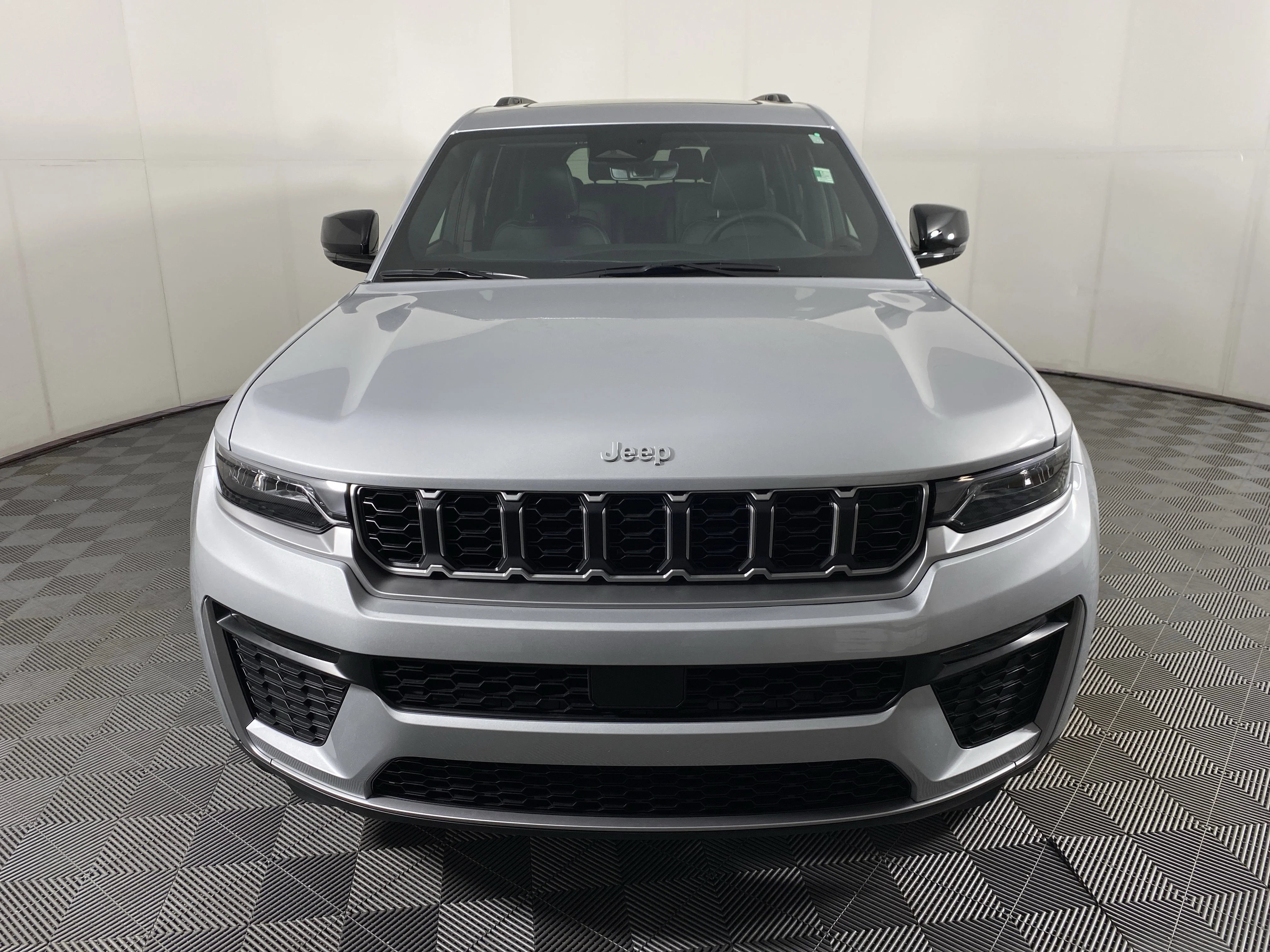 New 2026 Silver Zynith Exterior Paint Jeep Limited image 12