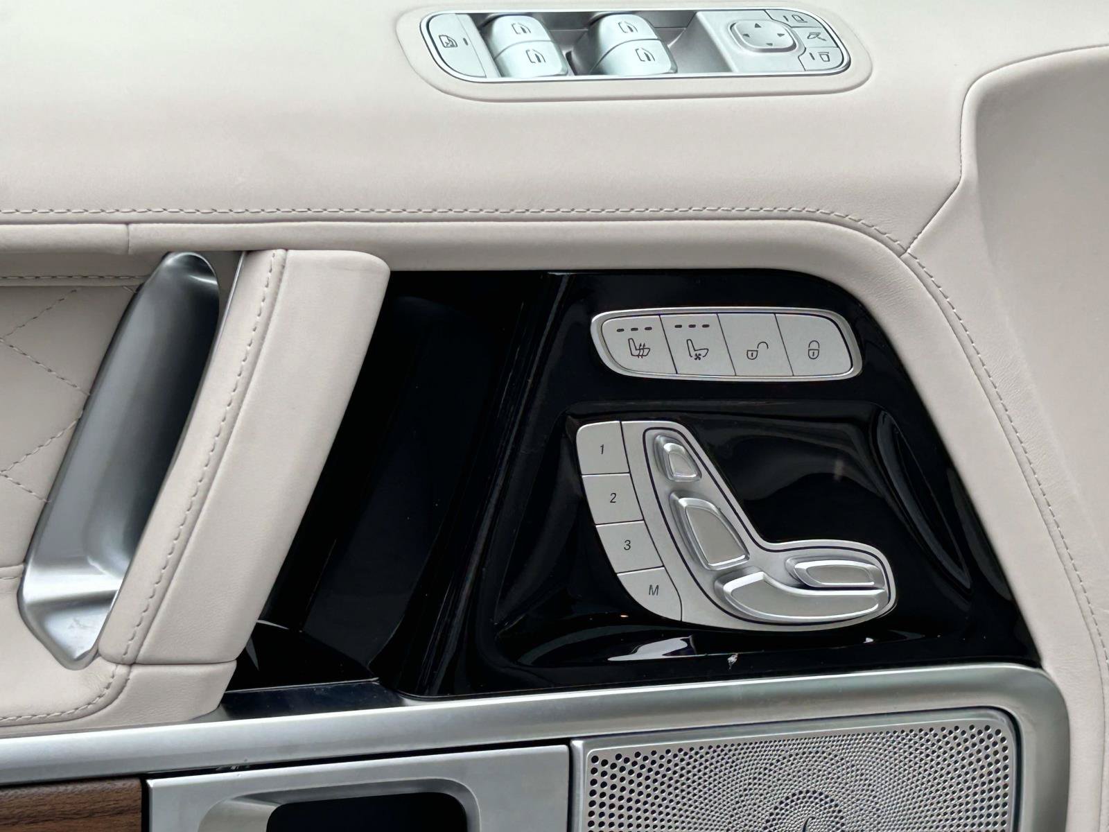 New 2027 MANUFAKTUR Moonlight White Metallic Mercedes-Benz G 580e SUV image 16
