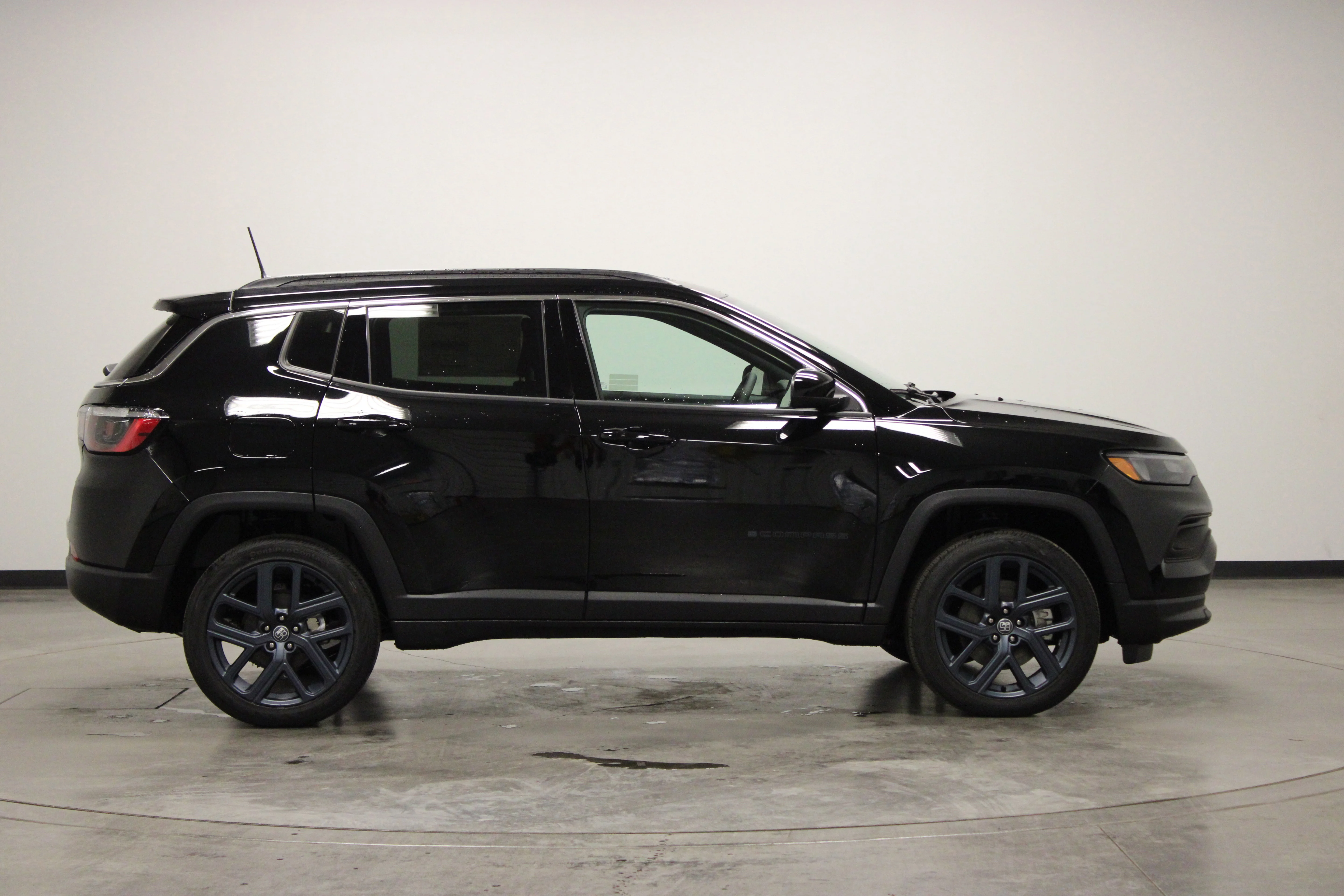 New 2026 Diamond Black Crystal Pearl-Coat Exterior Paint Jeep  image 9