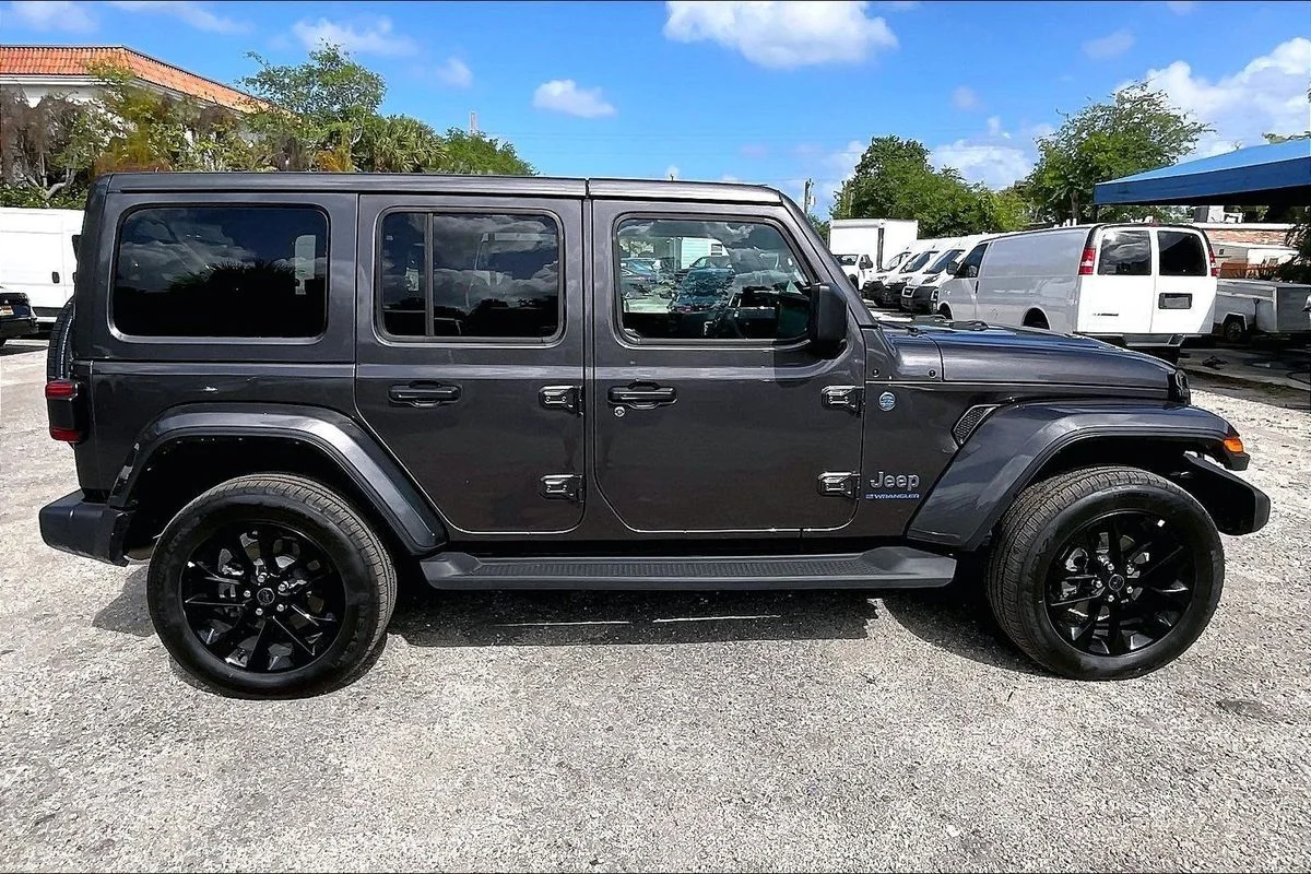 Used 2025  Jeep Sahara 4xe image 30