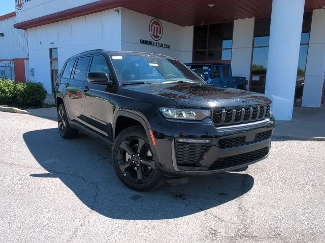 New 2026 Diamond Black Crystal Pearl-Coat Exterior Paint Jeep Limited image 3