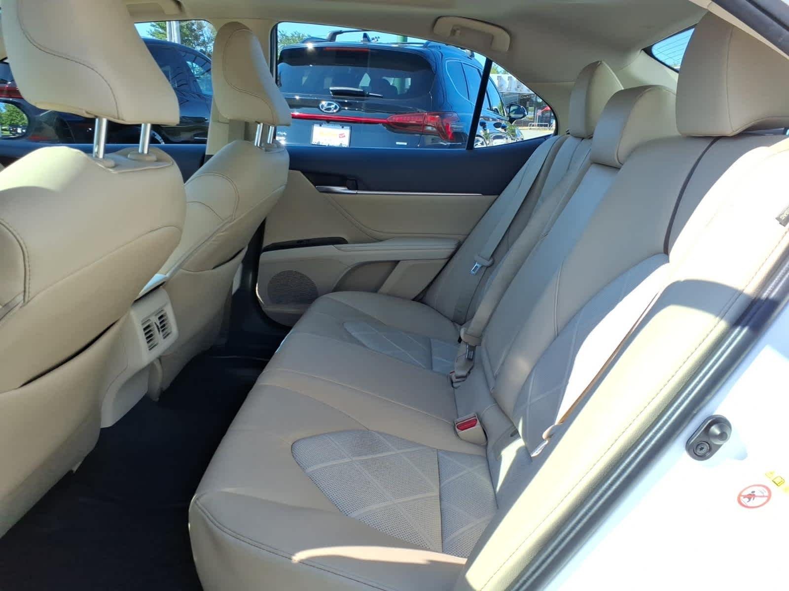 Used 2018 Super White Toyota XLE V6 image 12