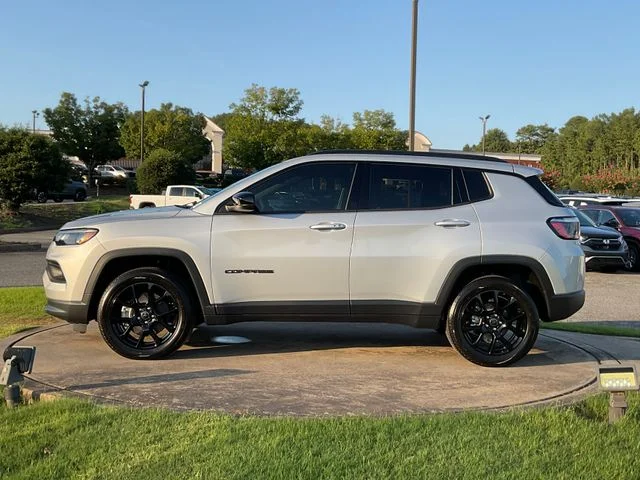 New 2026 Silver Zynith Metallic Clear-Coat Exterior Paint Jeep Latitude image 4