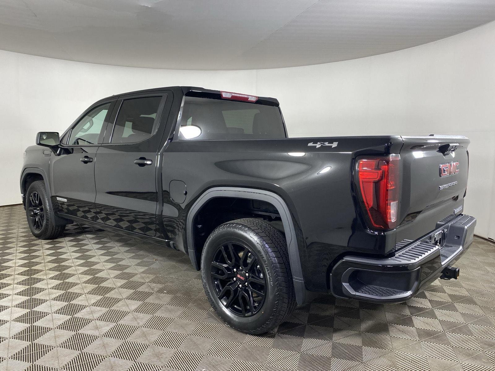Used 2024 Onyx Black GMC Elevation image 5