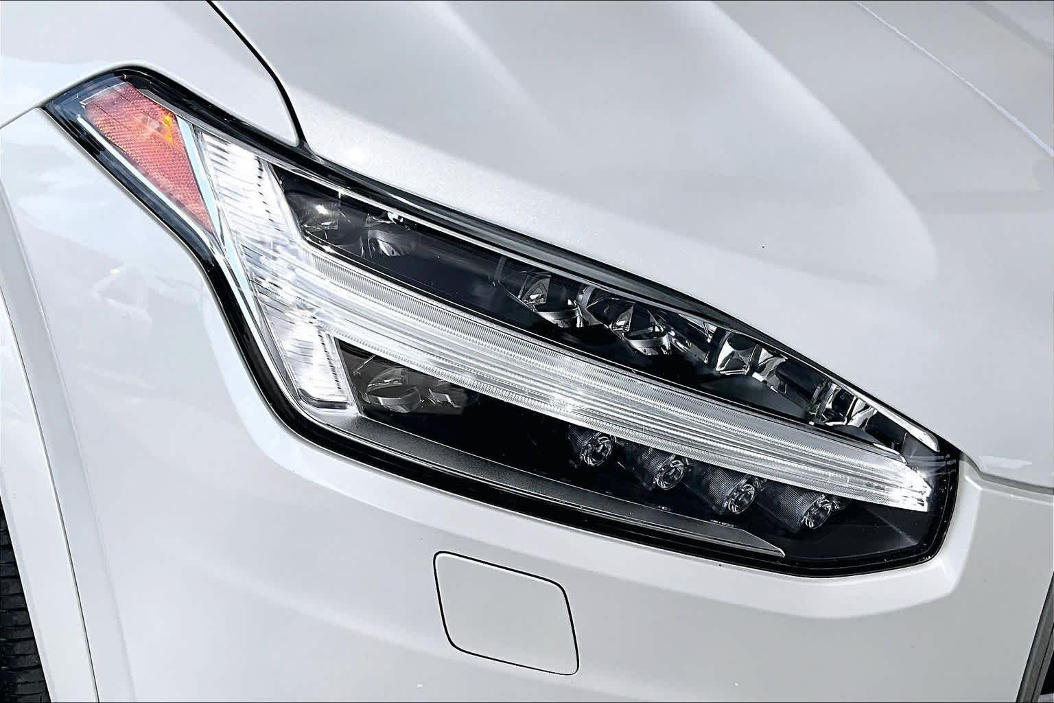 Used 2021 Crystal White Metallic Volvo Momentum image 28
