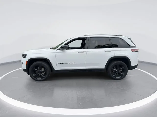 Used 2023 White/off-white Jeep Altitude X image 5