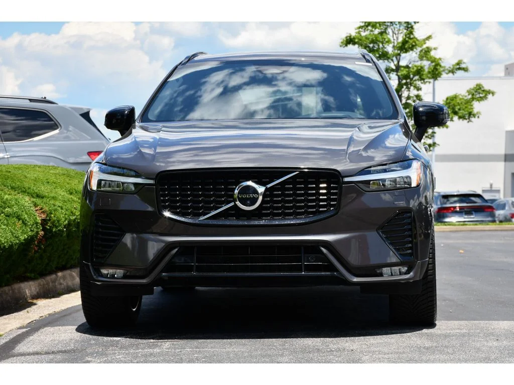 Used 2022 Platinum Grey Metallic Volvo R-Design image 9