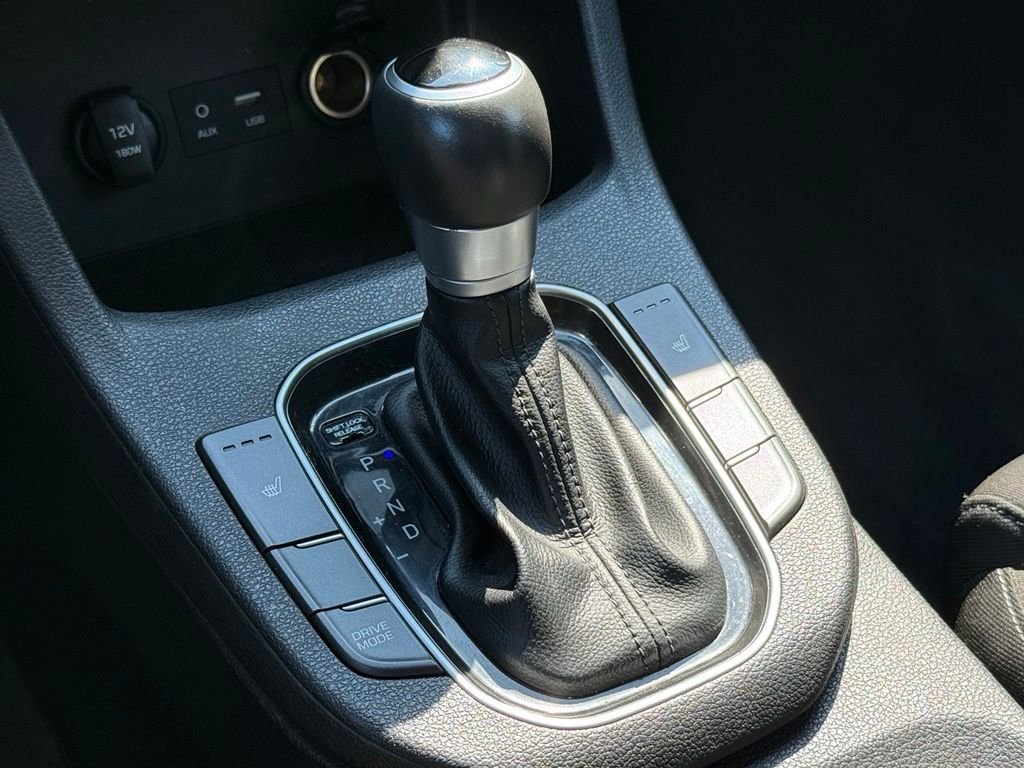 Used 2018 White Hyundai Base image 13