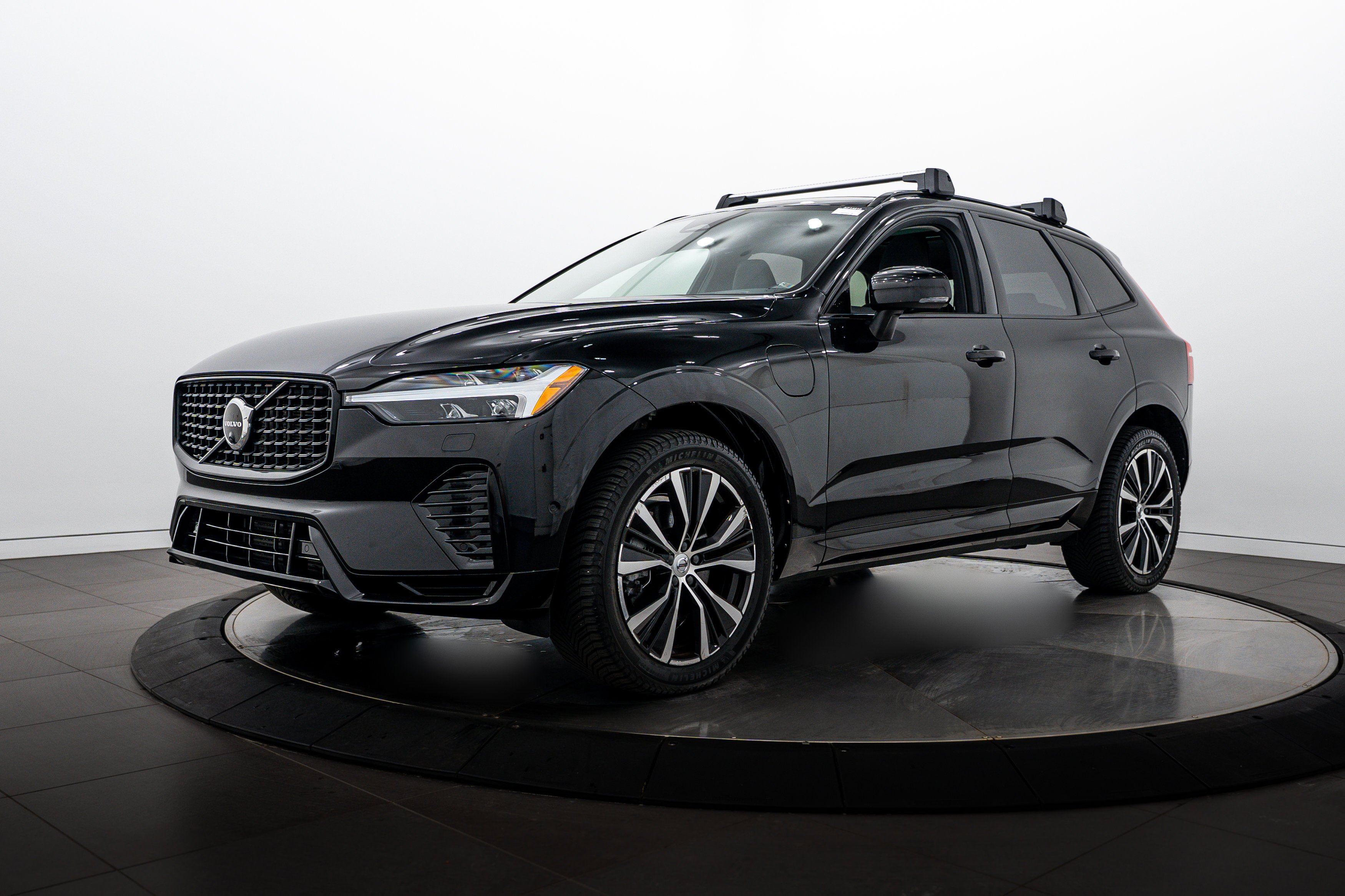 Used 2023 Onyx Black Metallic Volvo Ultimate Dark Theme image 7