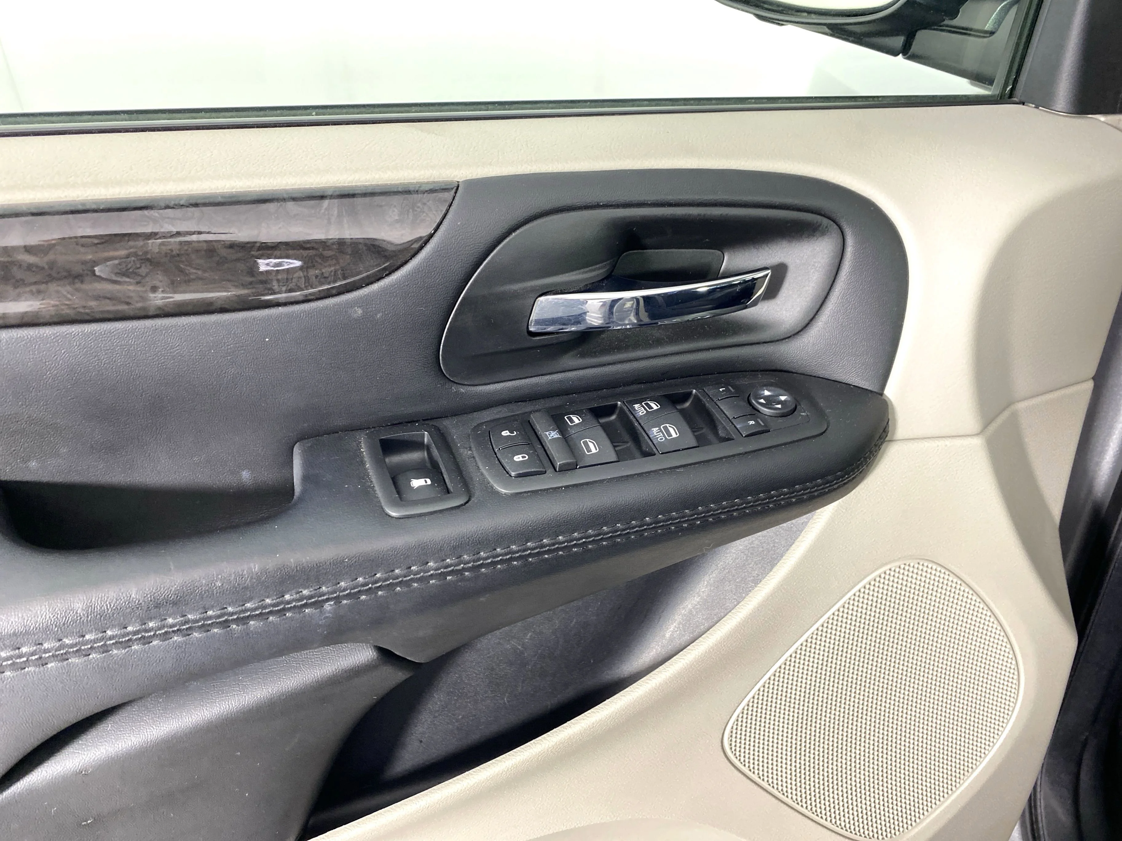 Used 2017 Billet Clearcoat Dodge SE image 13