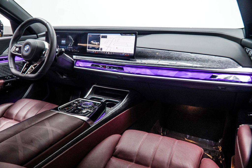 Used 2025 White BMW 750e xDrive image 31