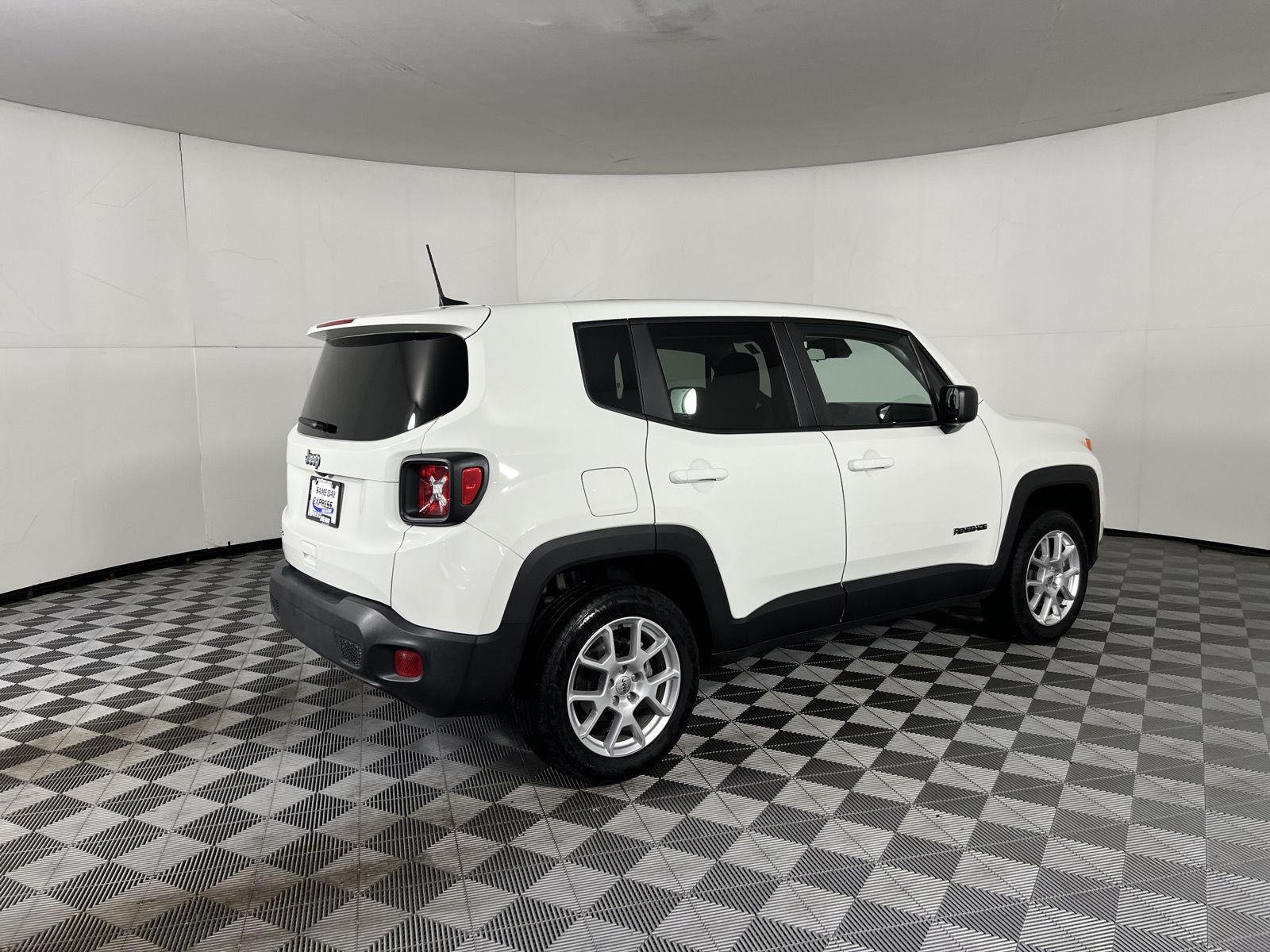 Certified Used 2023 Alpine White Clearcoat Jeep Latitude image 9