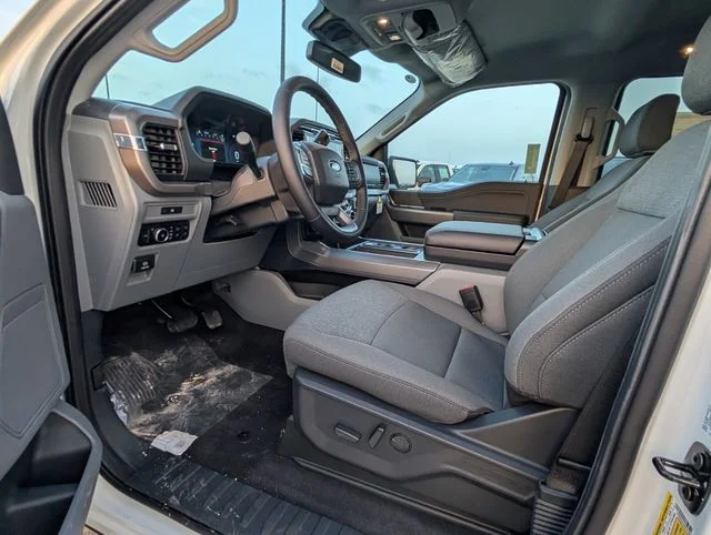 New 2025 Oxford White Ford XLT image 8