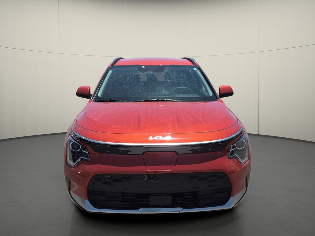 Used 2023 Red Kia Wind image 2