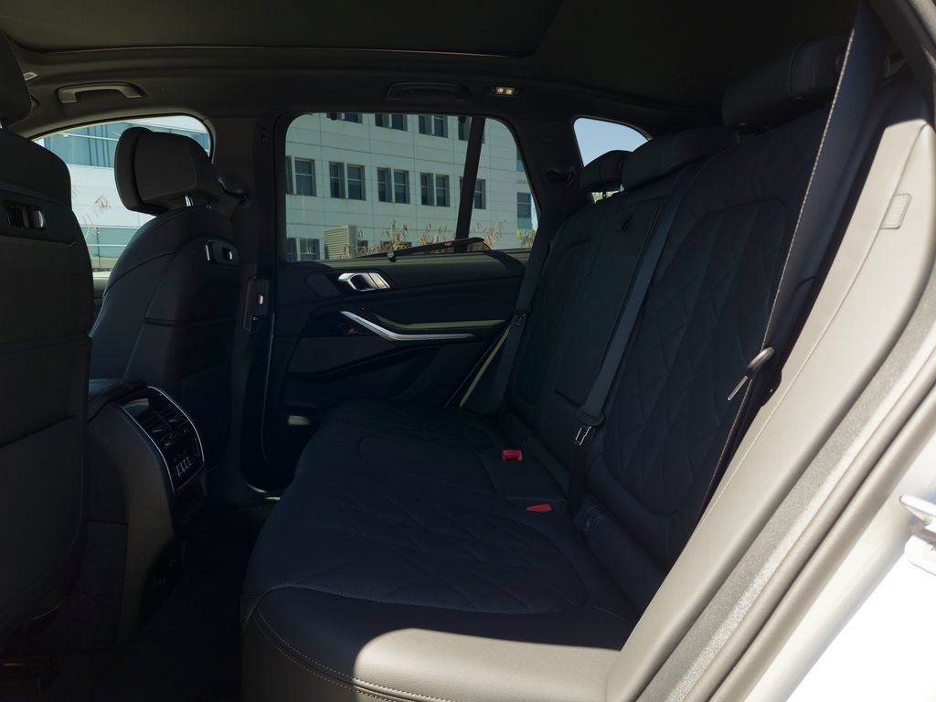 New 2026 Mineral White Metallic BMW xDrive40i image 10