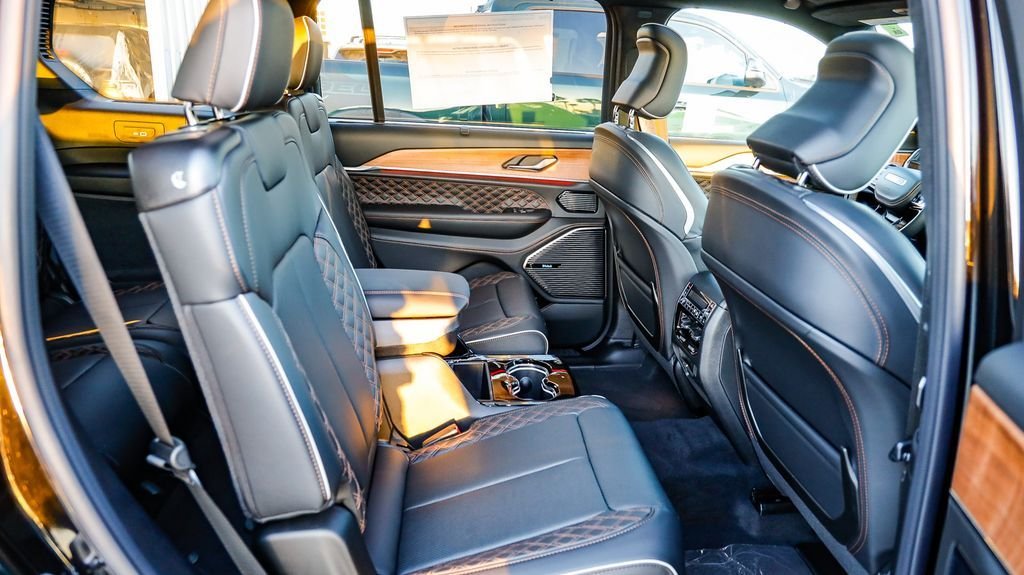 New 2026 Diamond Black Crystal Pearlcoat Jeep Summit image 19